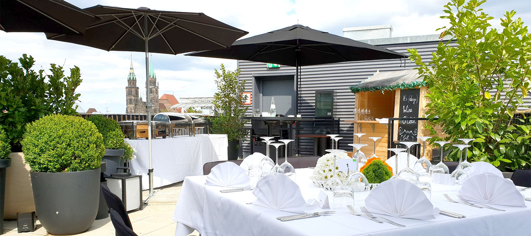 Adina Apartment Hotel Nürnberg: Rooftop-Terrasse mit Blick auf die Altstadt und Kornmarkt