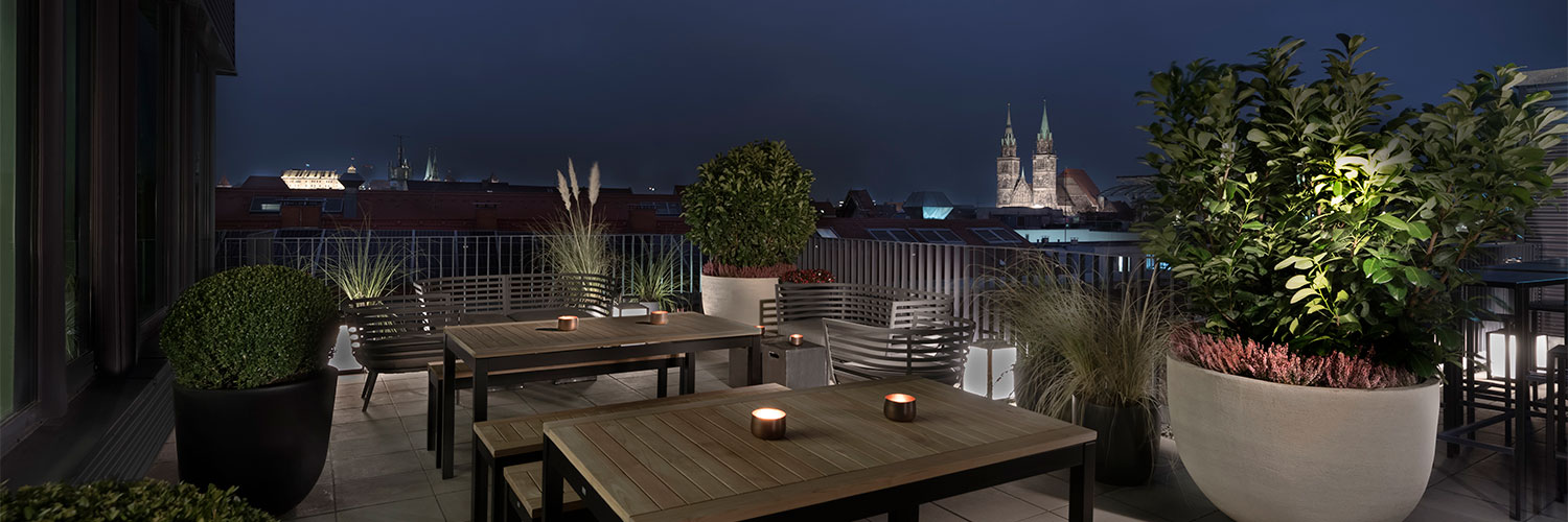 Adina Rooftop Bar Nürnberg: Moderne Dachterrasse mit Skyline-Blick