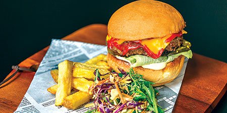 adina-apartment-hotel-auckland-britomart-yard-bar-and-eatery-beef-burger-2016-450x225.jpg